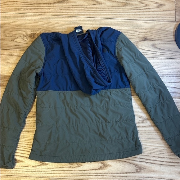 North Face Lightweight Hooded Jacket Women’s Xsmall with zip pockets - Picture 4 of 5